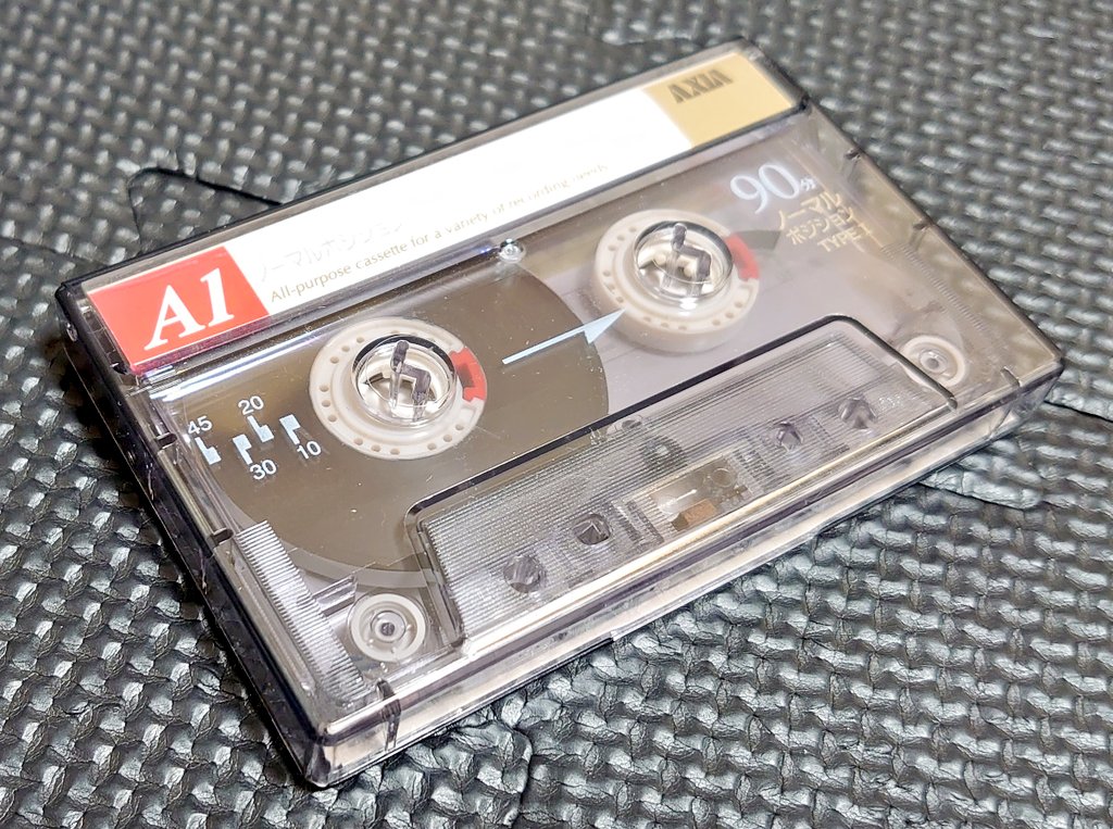 このカセットテープ、なぜかデッキに入れようとするとうまく入らなくて