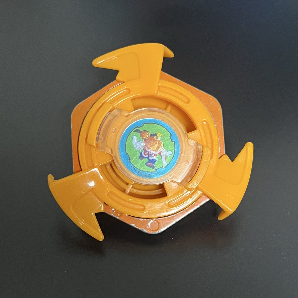 爆転シュートベイブレードのパンプキング国内版の個体と、Hasbro版未