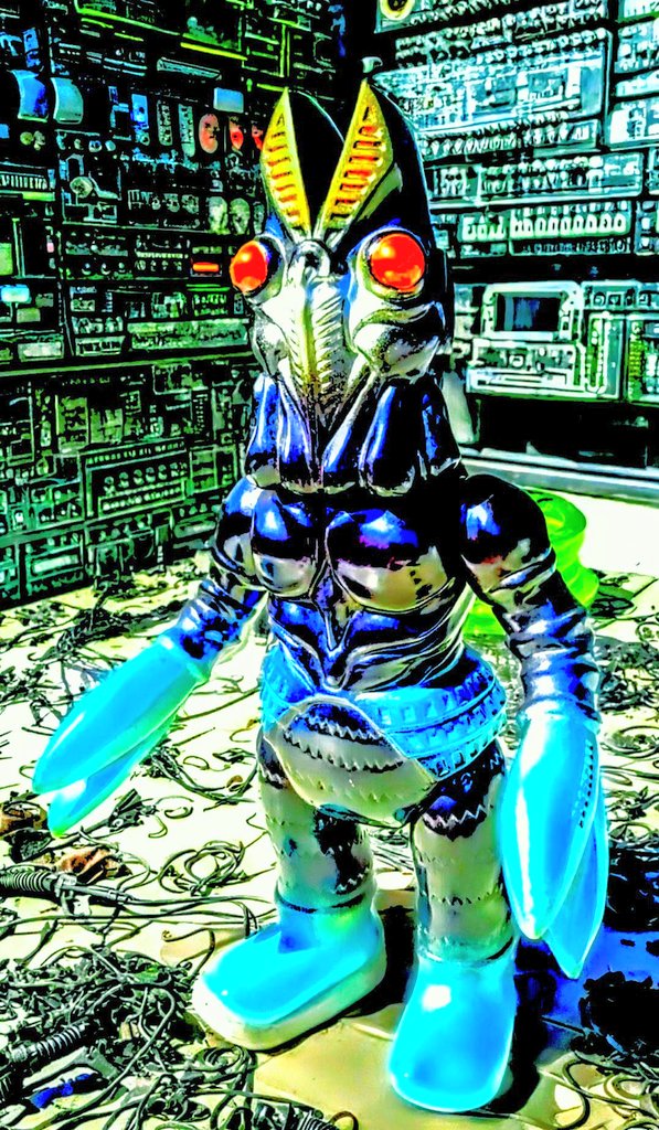 おはようございます☁M1号のバルタン星人2代目ソフビをペイントしたの