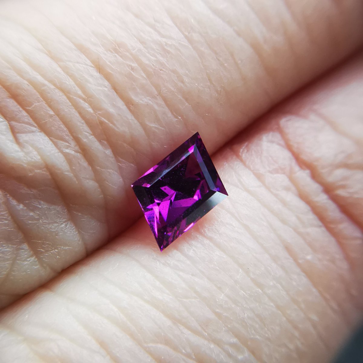 大きく傾けると、インクルージョンが一瞬だけシュワっと光ります