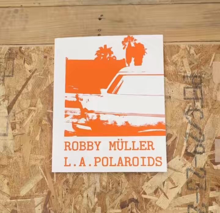 彼はいつも SX-70 のポラロイドカメラを携え、仕事の合間に愛情の