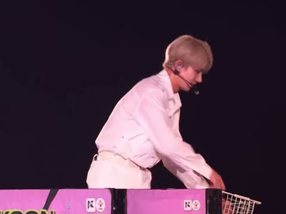 ENHYPENヒスンのサインボールの投げ方まだ面白い