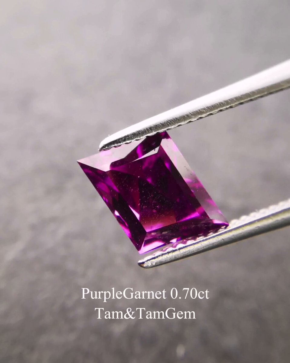 大きく傾けると、インクルージョンが一瞬だけシュワっと光ります