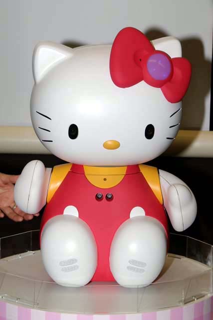 BDL、キティとお喋りができる「ハローキティロボ」を発表