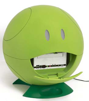 バンダイ、“ハロ”の等身大モデルPC収納ケース