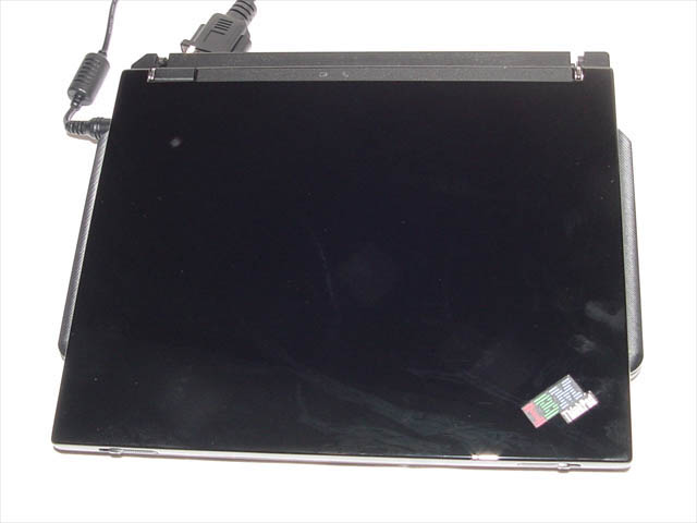 IBM、ピアノ調ボディのサブノート「ThinkPad i s30」