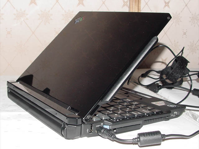 IBM、ピアノ調ボディのサブノート「ThinkPad i s30」