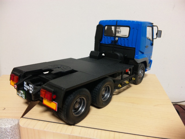 アオシマ・三菱ふそうスーパーグレートトラクター : 燃やせないごみ研究所