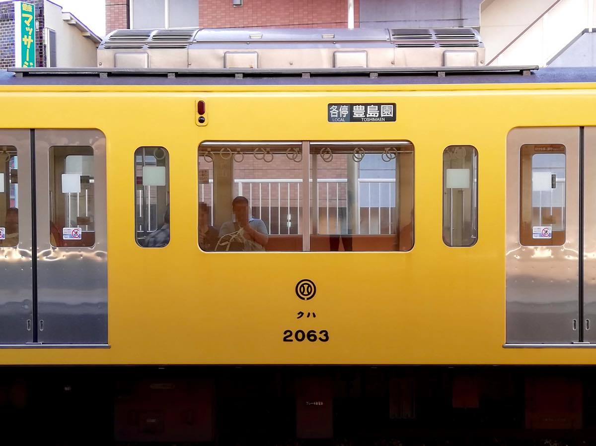 今や異端車〜8両6基パンタの西武2063F : 黄色い電車に乗せて…