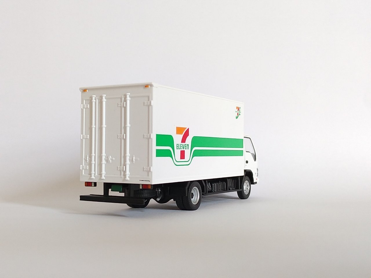 トミーテック・LV-N195a いすゞエルフ パネルバン（セブン-イレブン