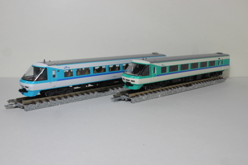 KATO381系スーパーくろしおセットとトミックス381系くろしおセット