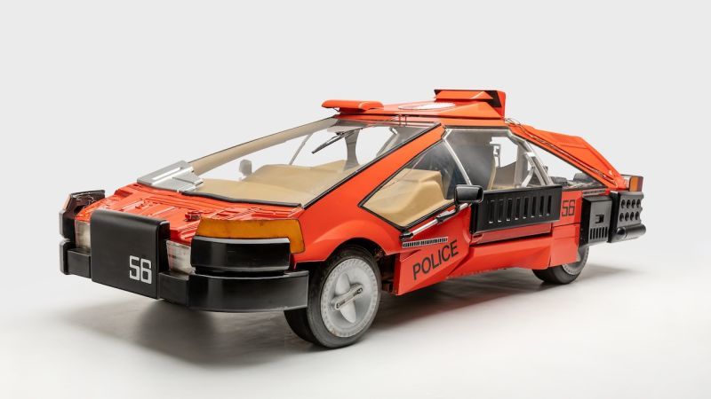 なぜ残存しているデッカードセダンは、オレンジ色に変えられたのか