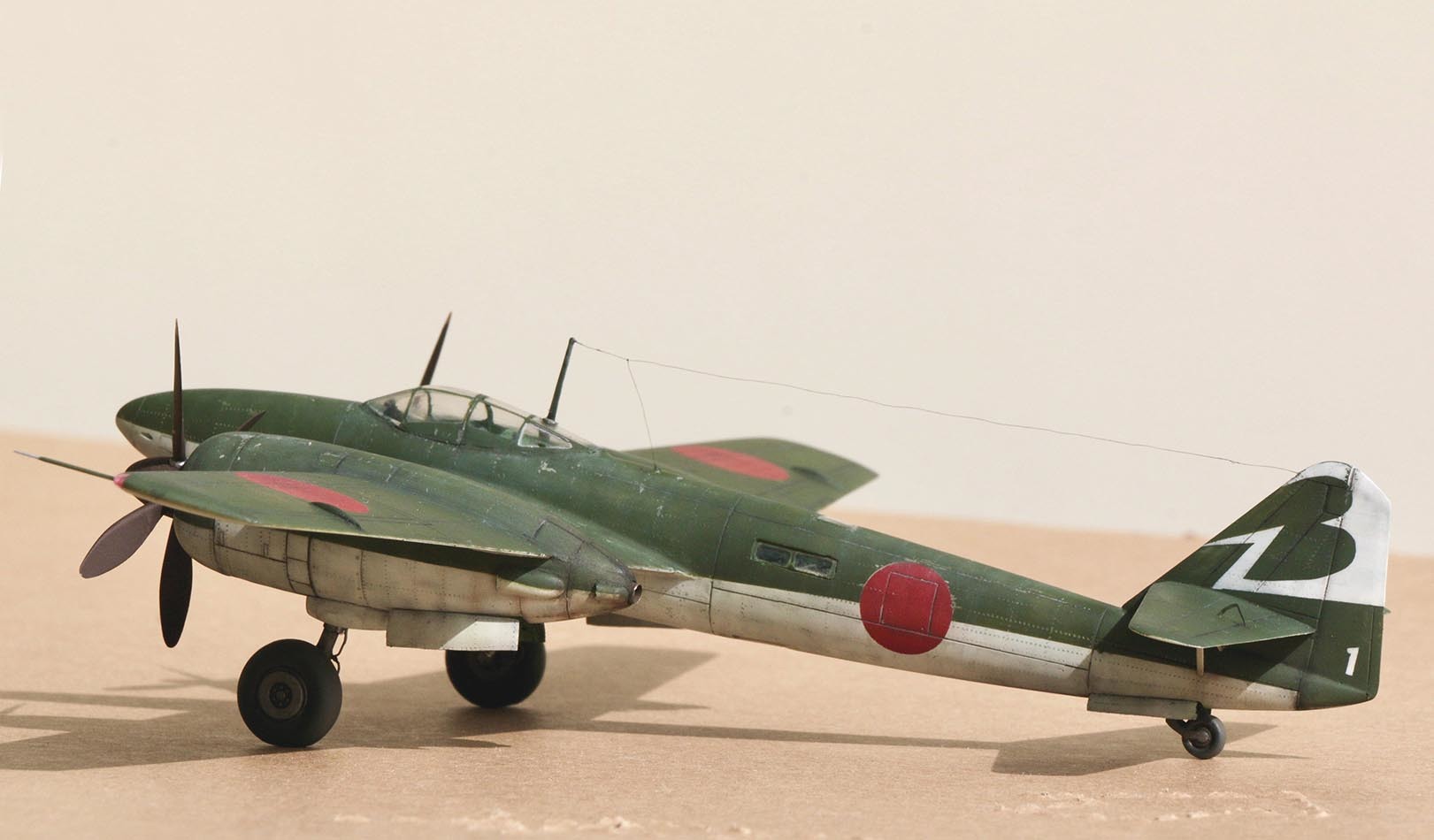 日本陸軍キ83試作遠距離戦闘機 1/72 製作 （その12） : angle from