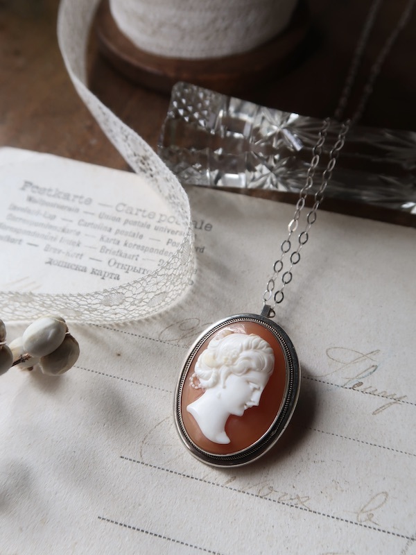 シェルカメオのブローチ兼ペンダント : 満月アンティーク