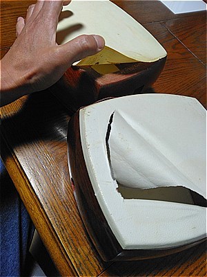 破れた三味線の皮（張り替えではなく、補修・張り直しを試みる） : な