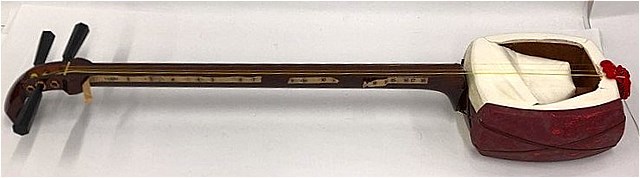 破れた三味線の皮（張り替えではなく、補修・張り直しを試みる） : な