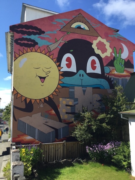 レイキャビク名物、民家の壁に広がるグラフィティ : ICELANDia アイス