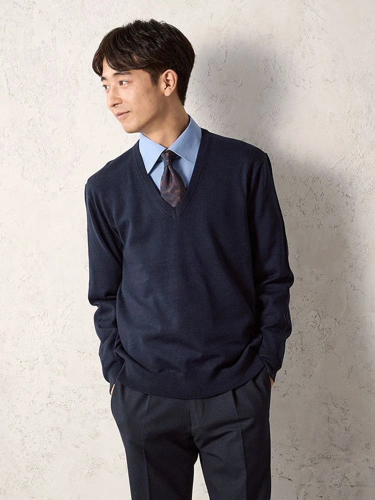 C．グレー TRANS CONTINENTS BIZニット Vネックセーター ブラック/C