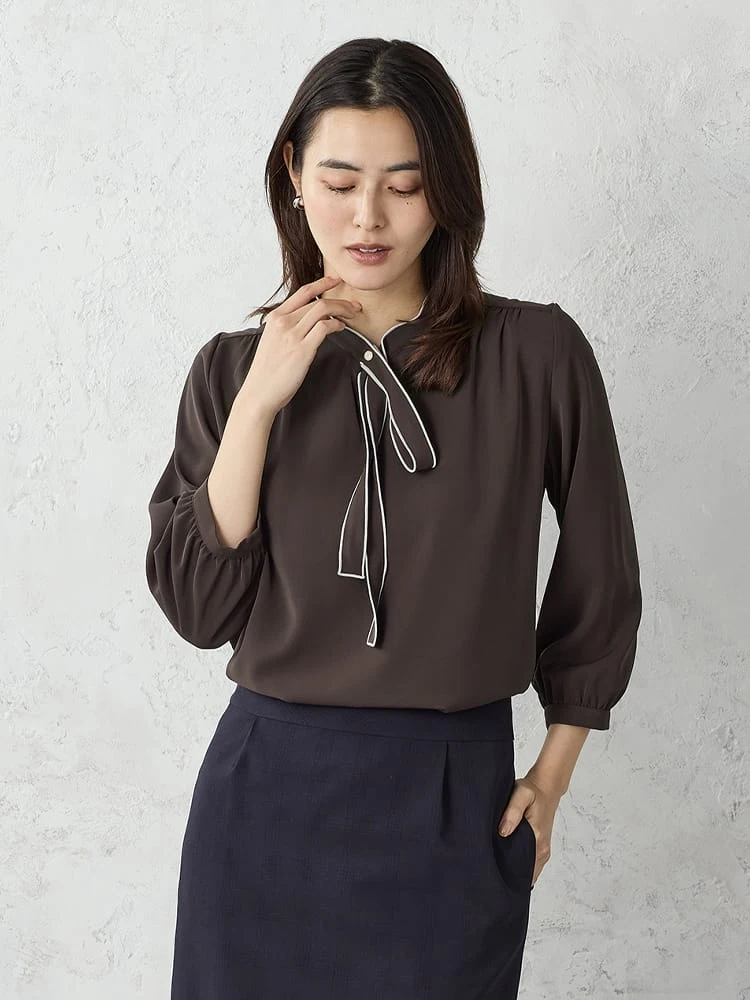 D．ブラウン 配色メロウ ボウタイブラウス ホワイト/ベージュ