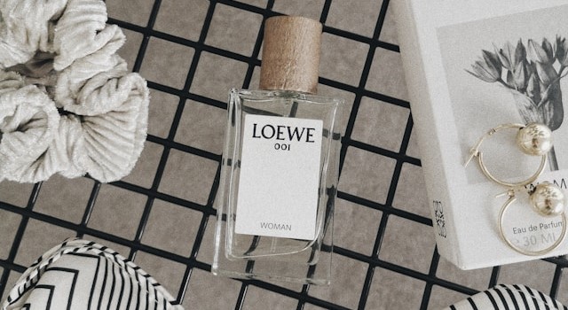 最新版】ロエベ 001 ウーマンを徹底解説！オードゥ パルファンとトワレ