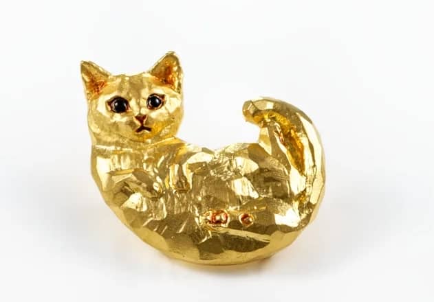 田中貴金属ジュエリー、世界猫の日にブローチにもなる純金オブジェ