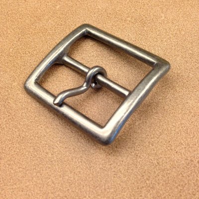 バックル 415-35 艶消しニッケルシルバーメッキ | ヌメ革と真鍮金具と