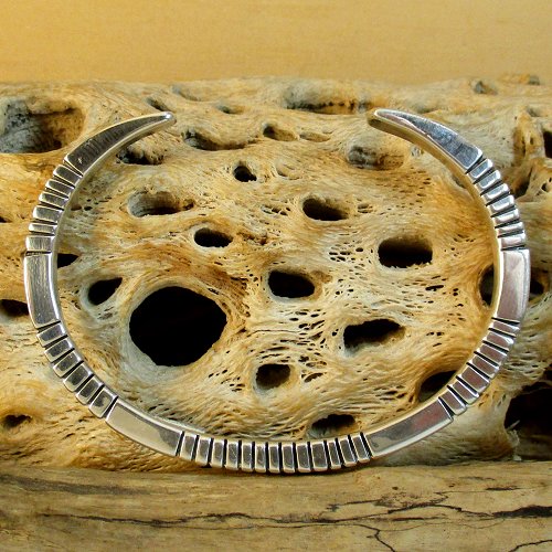 ナバホ族：Delbert Vandever スクエア ワイヤー カフブレスレット