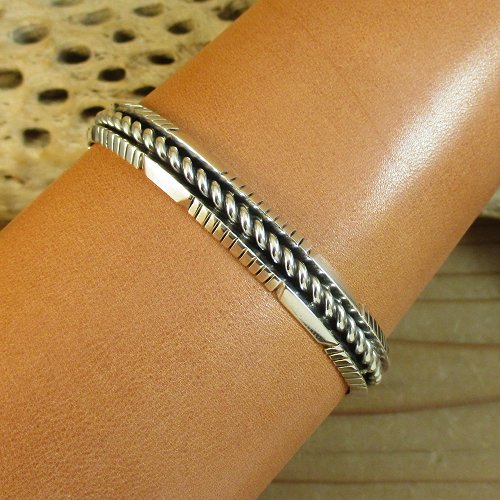 ナバホ族：Delbert Vandever ツイストタイプ カフブレスレット - PINE