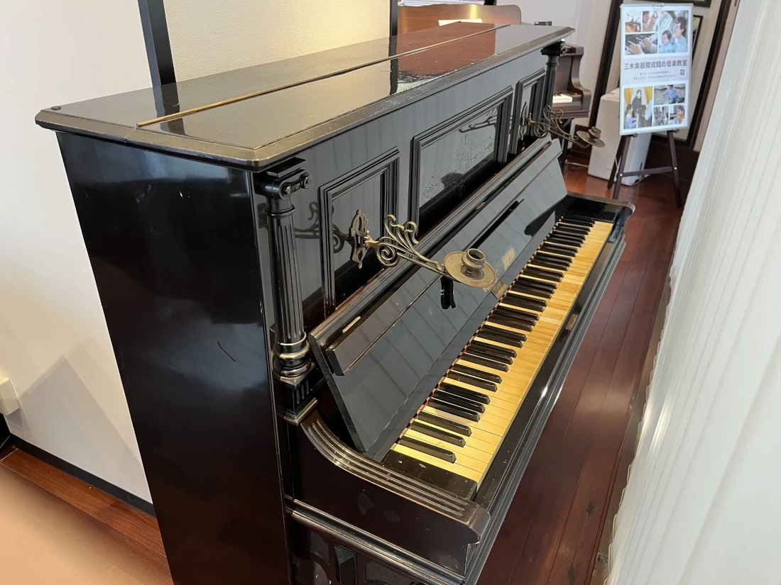 歴史的価値のある1907年製アップライトピアノの展示開始 | お知らせ