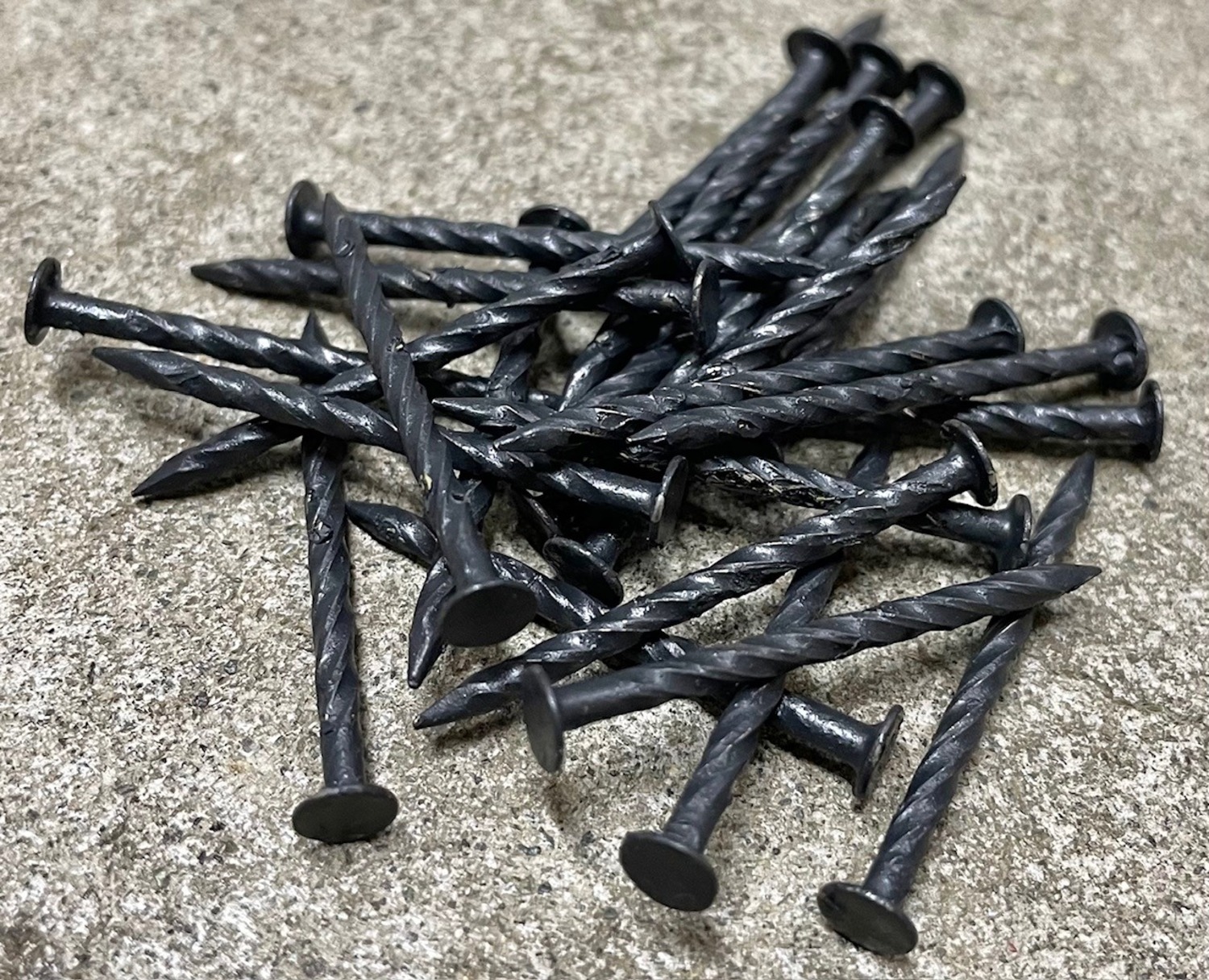 ヤマキ ステン着色釘平スクリュー 15×32 ダークグレー ＜ 株式会社YAKIN