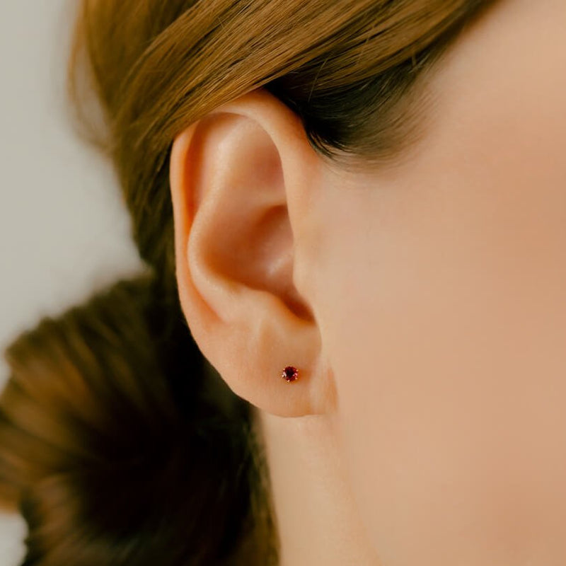 レッドスピネル ボディピアス│透明度の高い鮮明な赤。レッドスピネル