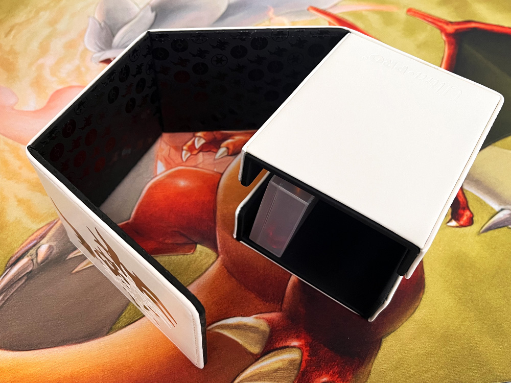 海外サプライ福袋のレシラム＆リザードンプレイマットが熱い