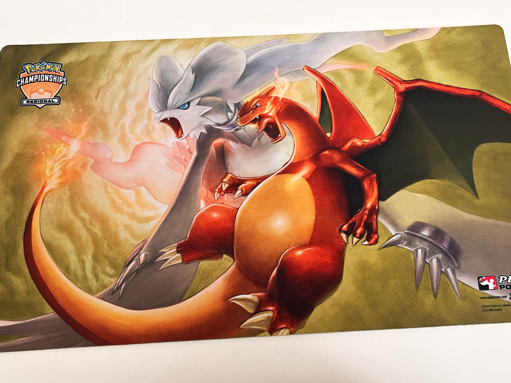 海外サプライ福袋のレシラム＆リザードンプレイマットが熱い