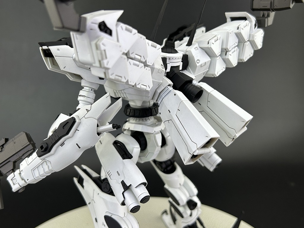 製作代行紹介「コトブキヤ 1/72 アーマードコア ラインアーク ホワイト