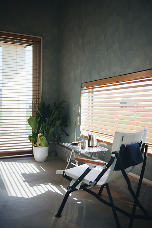 モルタル床でつながるカフェのような空間のある家（ZEH住宅） | 株式