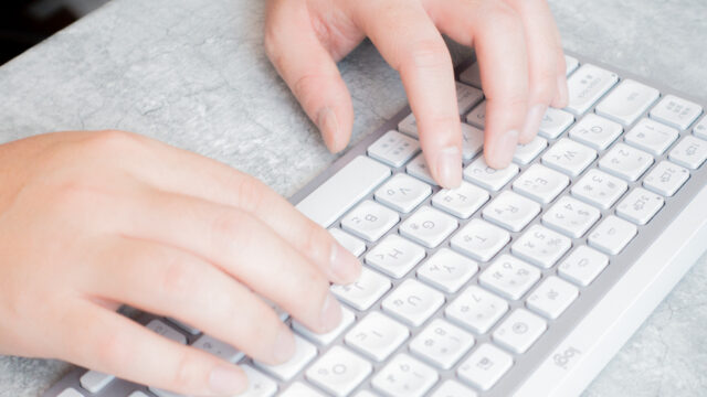 MX Keys Mini(KX700) レビュー。テンキーレスの大本命、家でも外でも