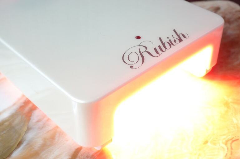 ジェルネイルを硬化させながらハンドケアが同時施術できるLEDライト