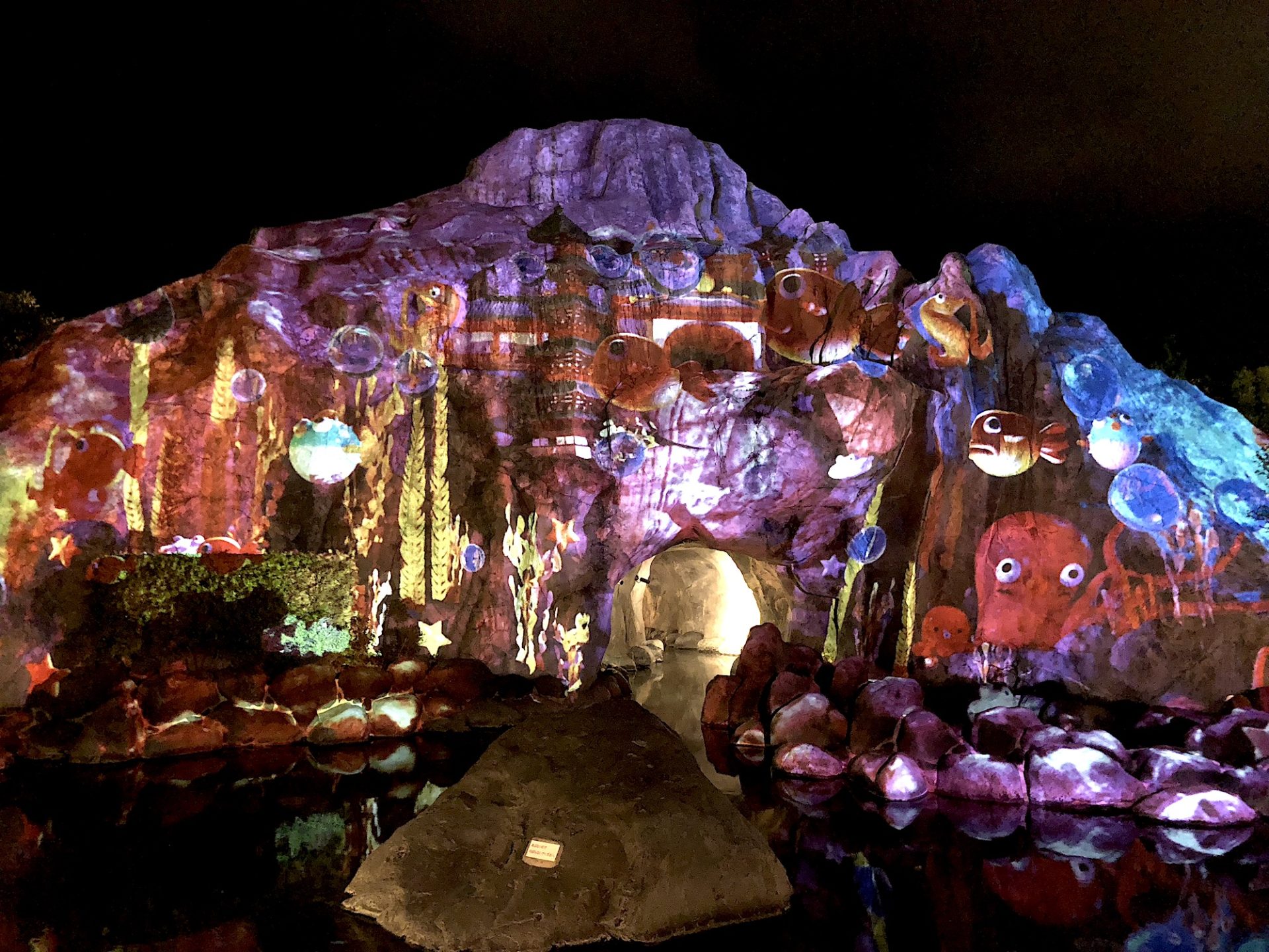 大江戸温泉物語 浦安万華郷「光の大滝」 | プロジェクションマッピング協会