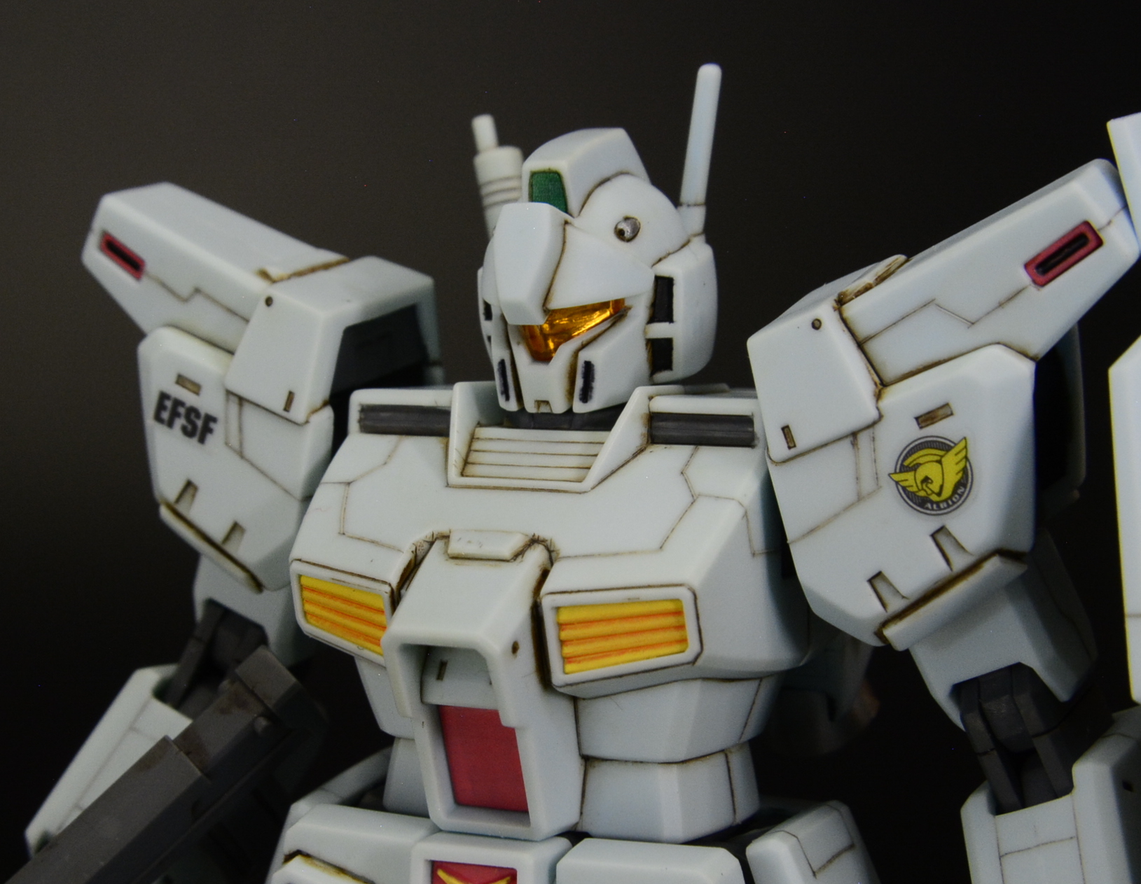 成型色のままガンプラのプロポーションをお手軽に、自分好みに変えて