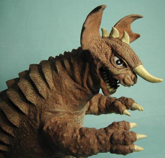 ビッグサイズの怪獣ガレージキットを楽しむ。ビリケン商会 リアル