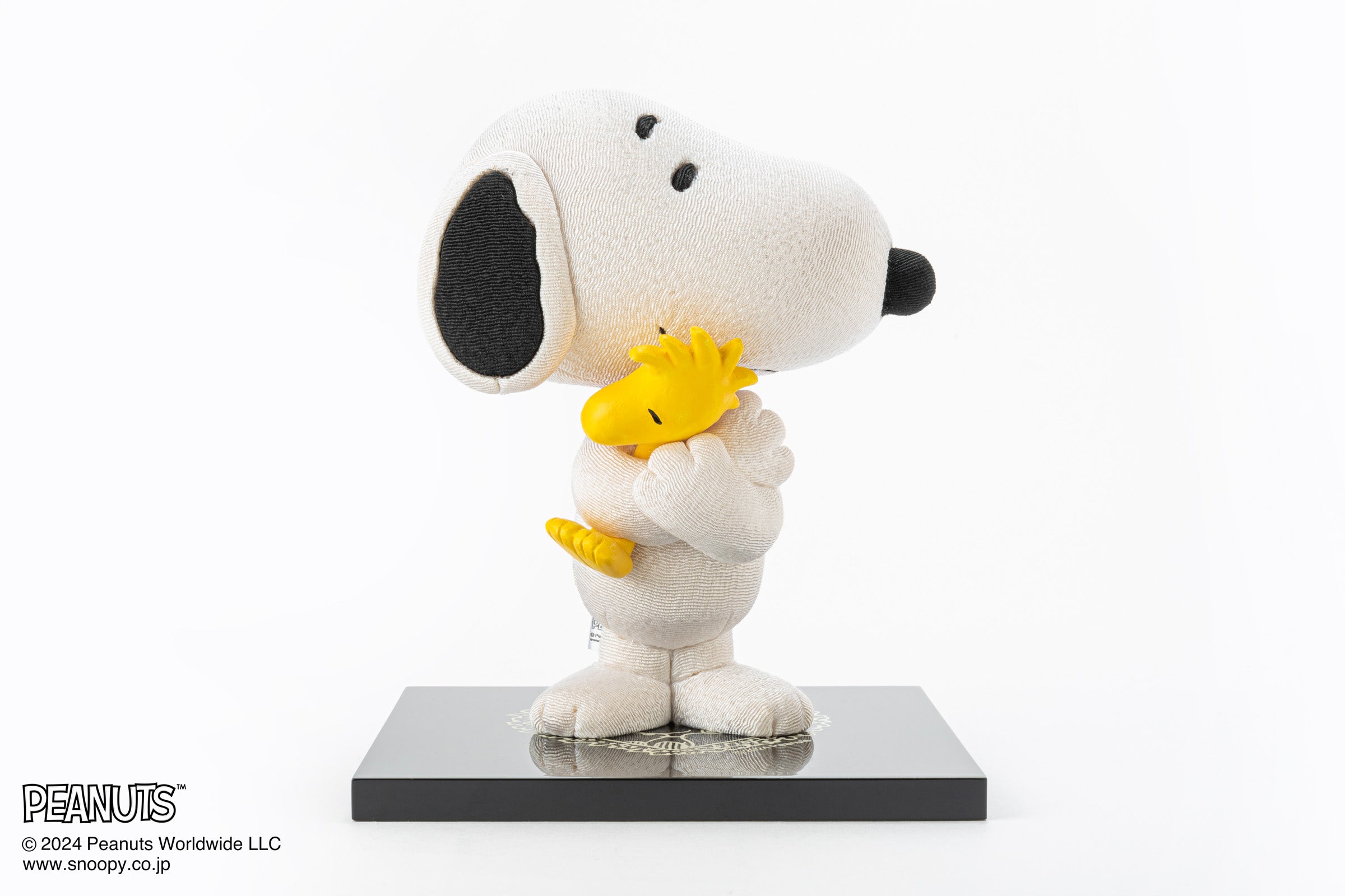 伝統の製法を今に受け継ぐ人形職人の手仕事によるスヌーピーフィギュア