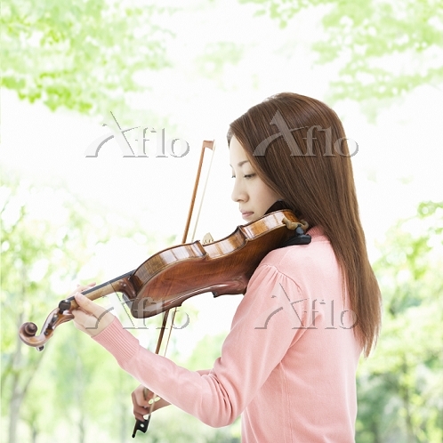 バイオリンを弾く日本人女性 [15172153]の写真素材 - アフロ