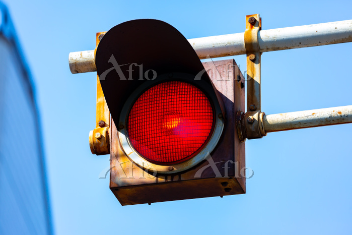 角形 信号 赤 東京都 [87211421]の写真素材 - アフロ