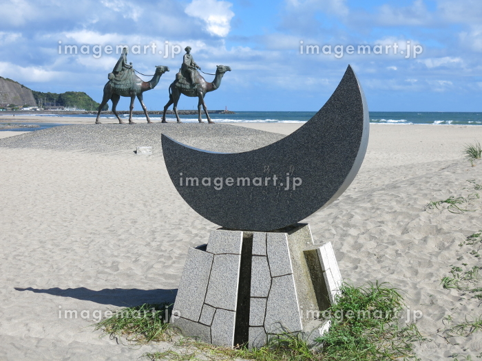 千葉県御宿町の月の沙漠記念公園（御宿海岸）にある月の沙漠記念像と月