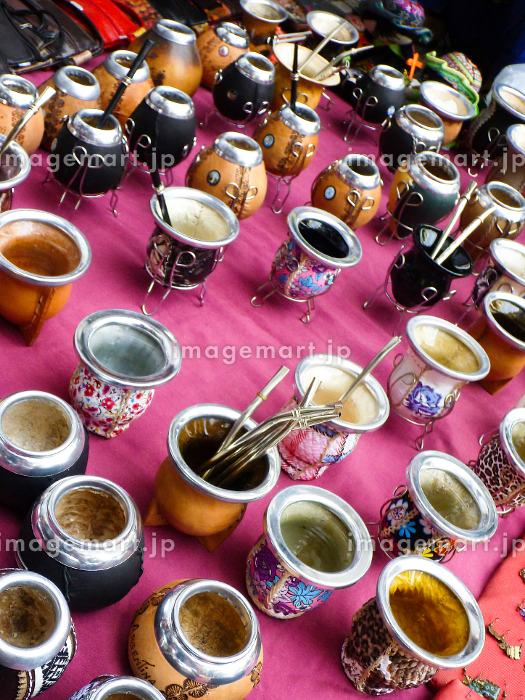 アルゼンチン・ブエノスアイレスにて路上販売で並ぶカラフルなマテ茶の