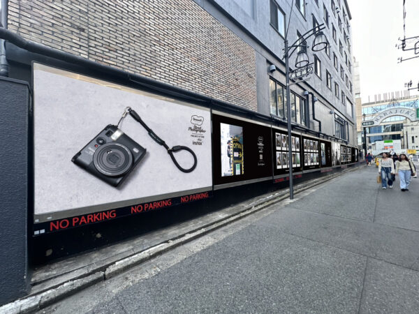 ストリートフォトを巨大チェキで展示。原宿でトリプルコラボの屋外写真