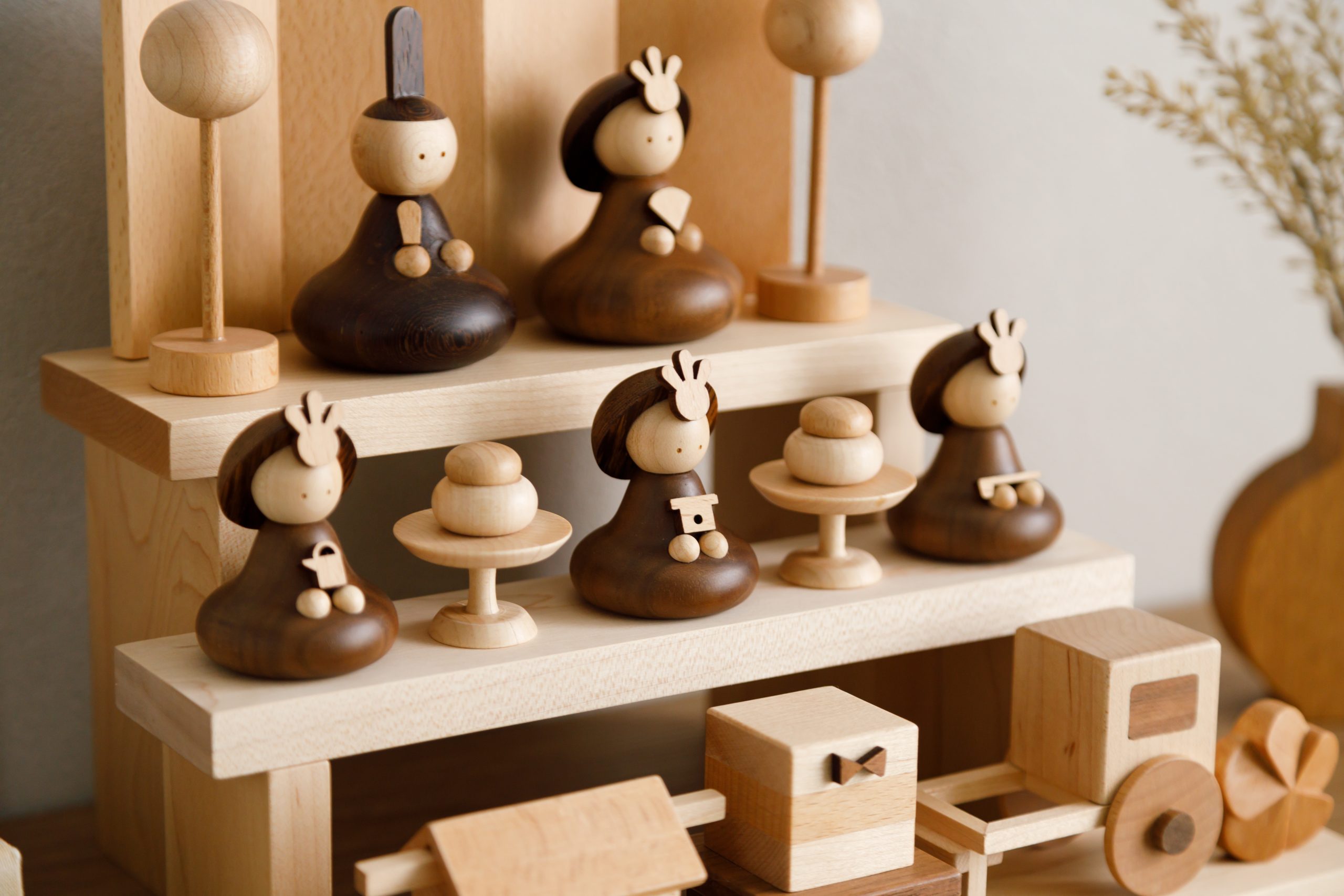 お知らせ】木製人形sarisaに三人官女のセットが仲間入りしました