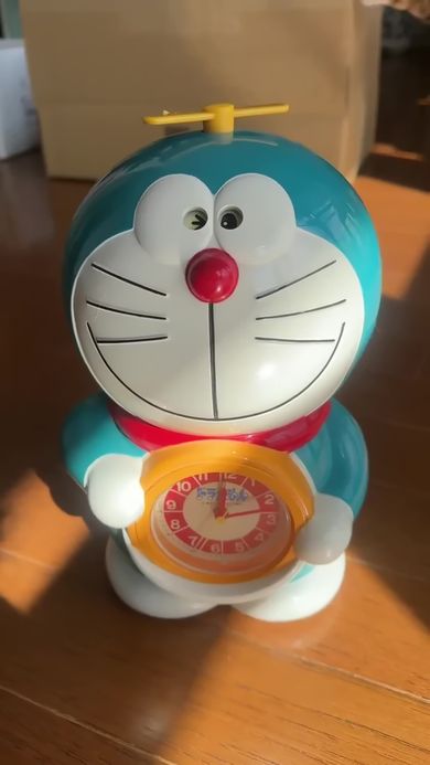 ドラえもんの目覚まし時計」に電池を入れると“あの人”の声が