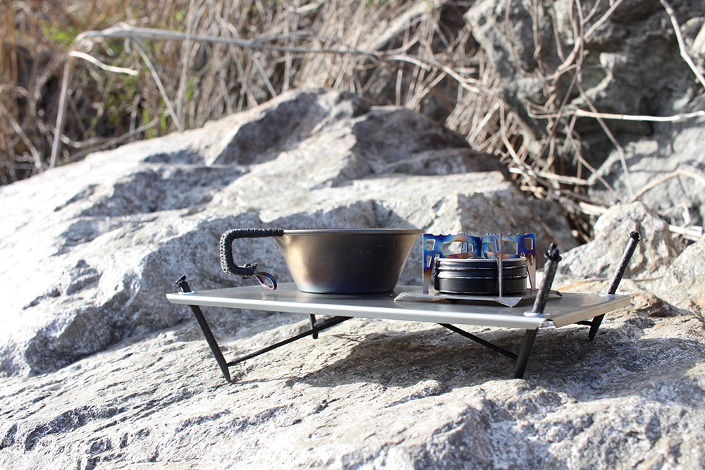 凹凸な場所でも天板は水平に！ ユニークなギミックを搭載した超軽量