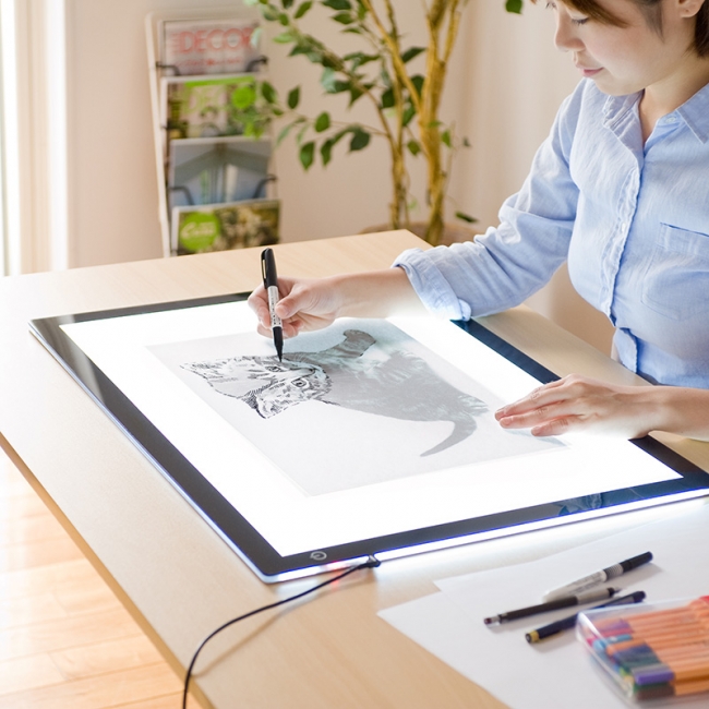 人気のトレース台にA2サイズが追加！126個の内蔵LEDで隅まで照らす